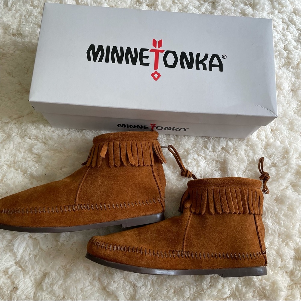 NWOT Minnetonka Hard Sole Fringe booties